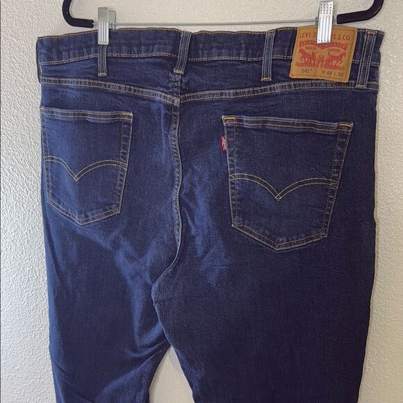 Levi's Relaxed Blue Jeans with Classic Style- 42x32 - Picture 5 of 11